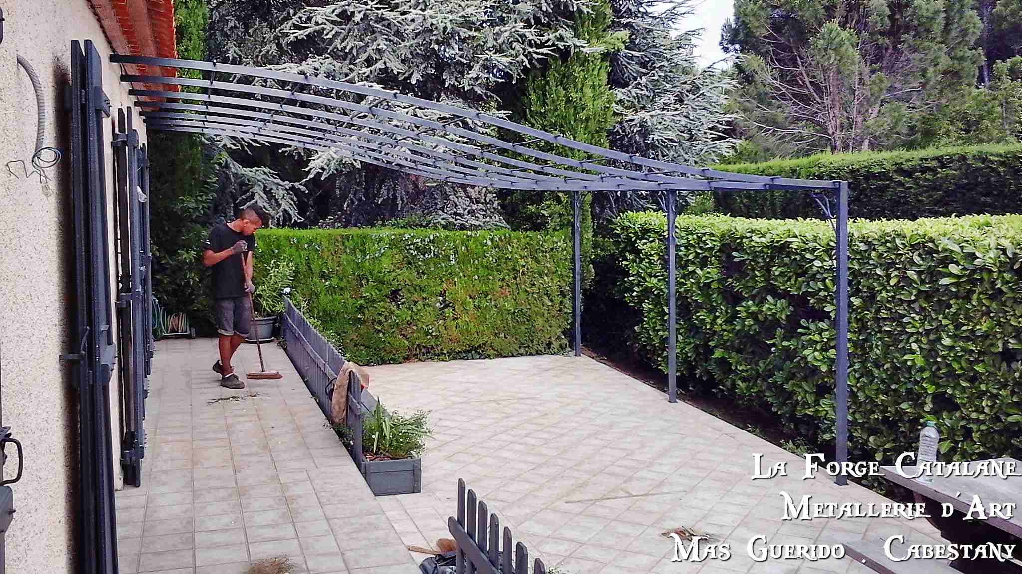 pergola demi chapeau gendarme terrasse fer Forge Catalane Cabestany.jpg